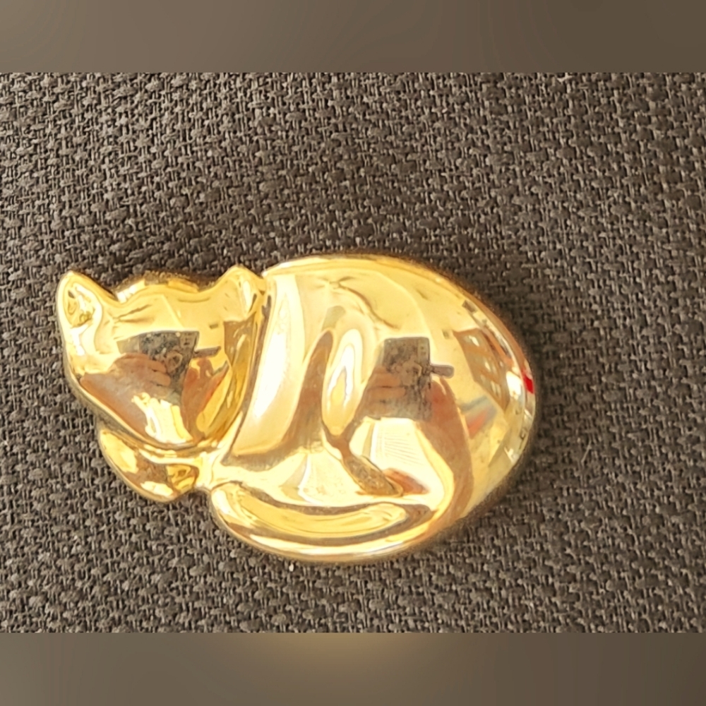 Liz Claiborne Vintage Golden Sleeping Kitty Cat Booch/pin.  Perfect.